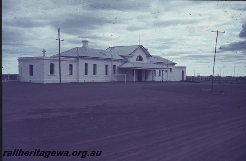 T04004
Station building, Coolgardie, streetside view, out of use
