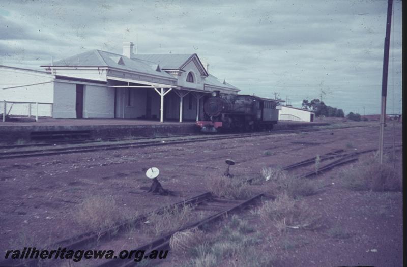 T04005
PMR class 729, station building, Coolgardie, loco on display
