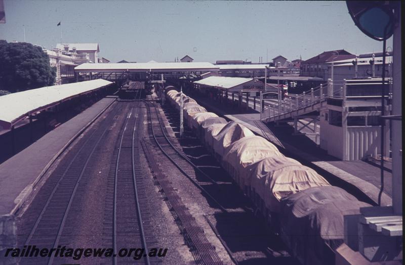 T04009
Perth Station, goods train, view from the Barrack Street Bridge looking west along Platform 1.
