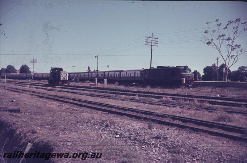 T04022
B class loco, X class loco hauling suburban passenger carriages, Midland.
