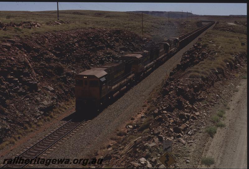 T04045
Hamersley Iron locos CE636R class 4043 and CE636R class 3014 lead 2 more units, empty train, Western Creek, RIO line
