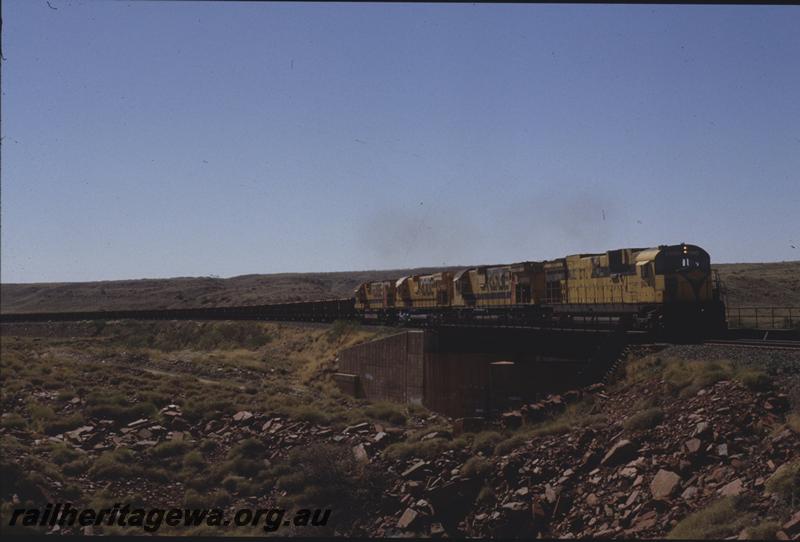 T04122
Robe River Iron Associates C636 class 9424, empty train crossing Hamersley Iron railway, Western Creek, RIO line
