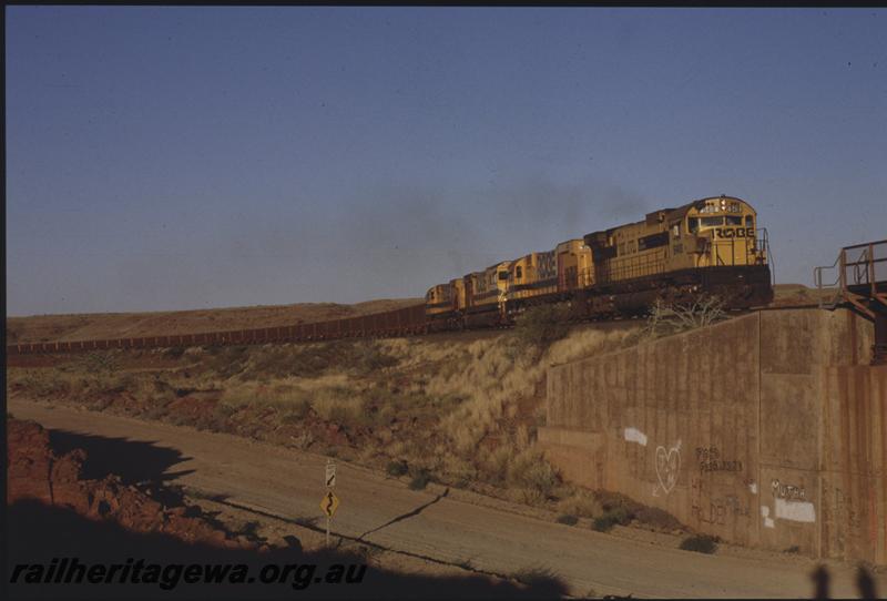 T04128
Robe River Iron Associates C630 class 9418, quad heading, empty train, about to cross Hamersley Iron railway, Western Creek, RIO line
