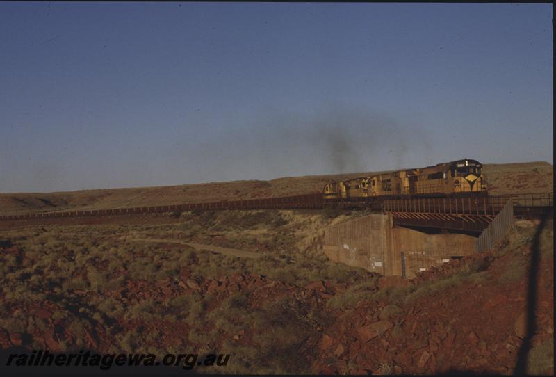 T04129
Robe River Iron Associates M636 class 9422, quad heading, empty train, about to cross Hamersley Iron railway, Western Creek, RIO line
