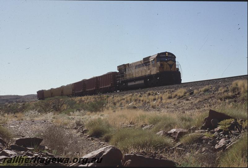 T04134
Robe River Iron Associates M636 class 9422, loaded ballast train, Western Creek, RIO line
