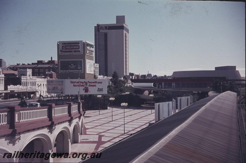 T04171
Paved forecourt between station and Bus Station, Perth, view from the 