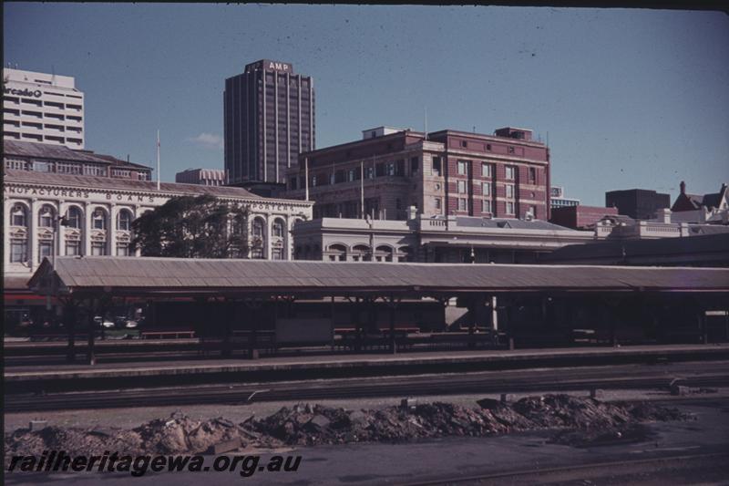 T04174
Perth Station, view across tracks to Platform 1 and the 