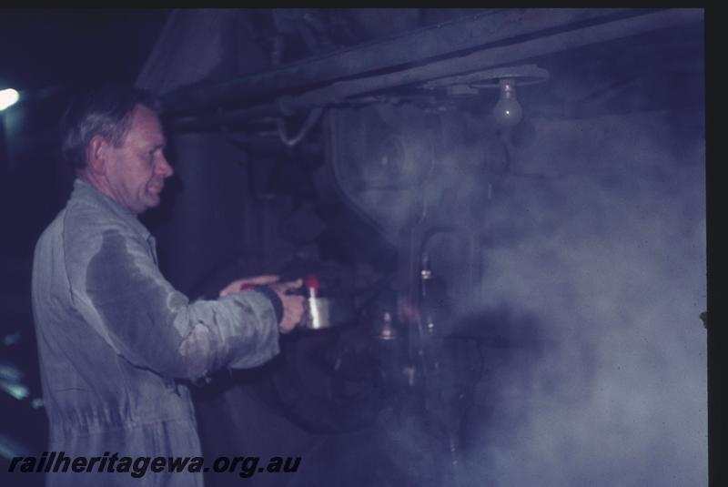 T04212
loco crew oiling the motion, Brunswick Junction, SWR line
