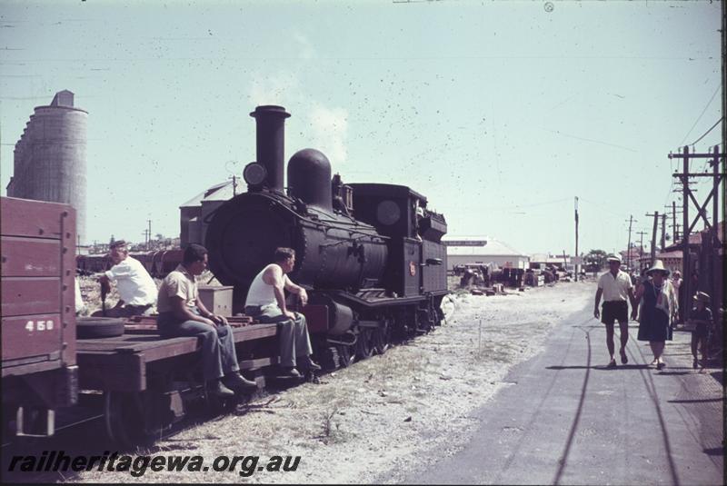 T04215
G class, workers riding on the NS class shunters float, Bunbury wharf, loco shunting the wharf.
