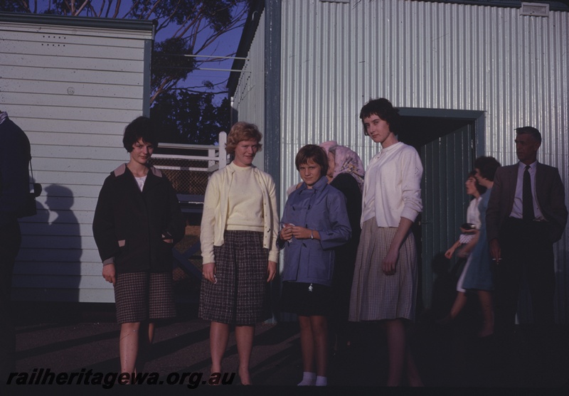 T04326
Passengers on a ARHS tour standing on the platform at Armadale station, SWR line
