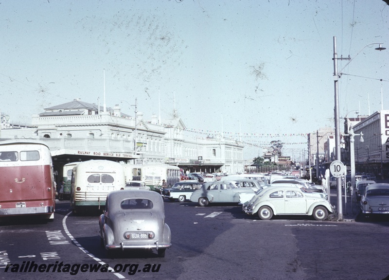 T04354
Buses at terminal, cars in carpark, Perth railway station view from Wellington street
