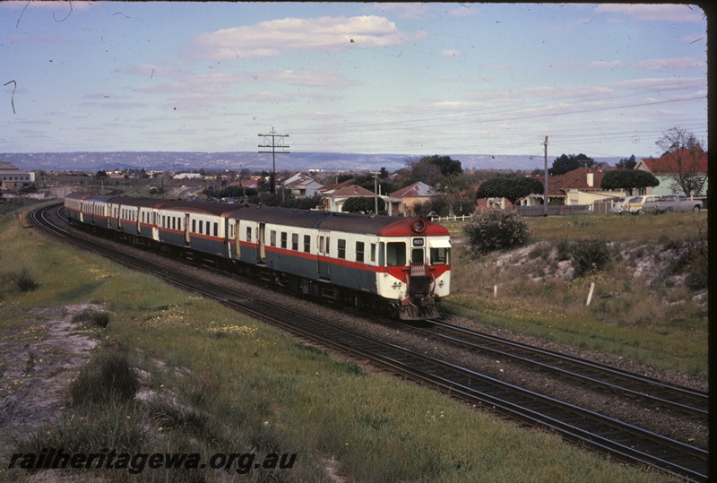 T04379
Railcar set, green and white with red stripe, Bayswater, ER line, side and front view
