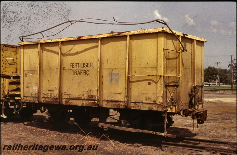 T04390
GHB class 21585 with ridge pole in Westrail yellow livery, 