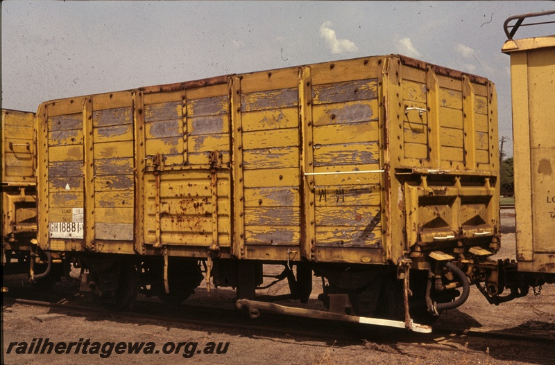 T04394
GH class 18881, wheelbase lengthened to 13 feet, Westrail yellow livery, side and end view. (REF. Railway Institute Magazine, March, 1956) 
