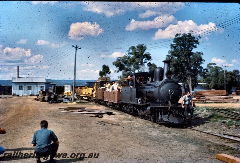 T04402
Millars loco G class 71 hauling a wagons with ARHS members on board, Yarloop Workshops, ARHS outing.
