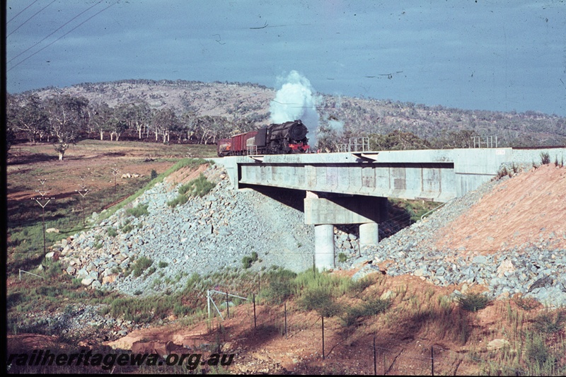 T04460
V class 1201 steam locomotive approaching the Wooroloo Brook bridge in the Avon Valley with a Midland bound goods train.
