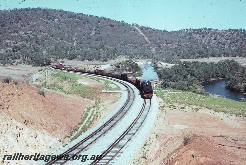 T04462
V Class 1201 steam locomotive in the Avon Valley, approaching Windmill Hill cutting, with an Avon bound goods train.
