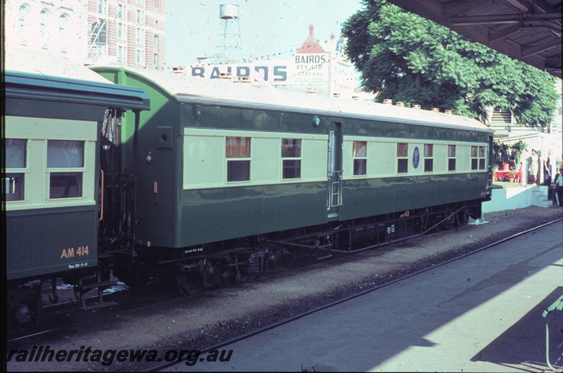 T04484
AN class 413 Vice Regal Carriage and AM class 414 Inspection Carriage pictured on 'Rose Garden' road at Perth Station.
