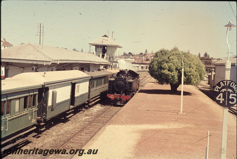 T04491
DD class 595 steam locomotive running around its Royal Show train at Claremont. Note the use of ACL type carriages and Z class 9 brakevan in the green and cream livery , in the centre of the consist.
