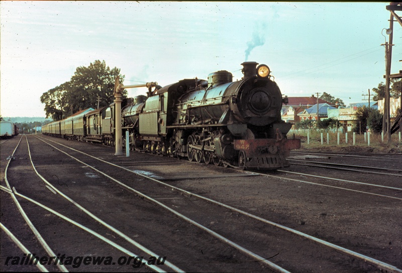 T04506
W class 942 steam locomotive, and an unidentified sister locomotive on the 