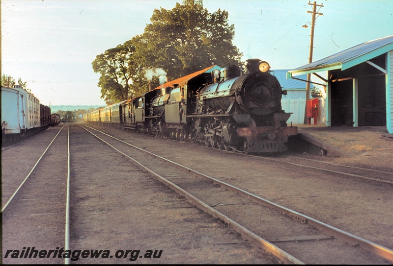 T04507
W class 942 steam locomotive, and an unidentified sister locomotive on the 