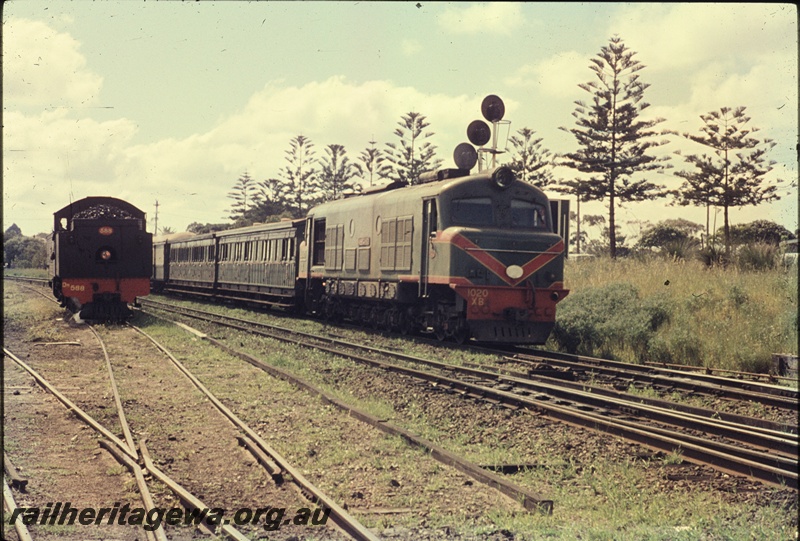 T04526
XB class 1020 diesel locomotive arriving Claremont with a Royal Show special. On the adjacent line is an unidentified DD class steam locomotive.
