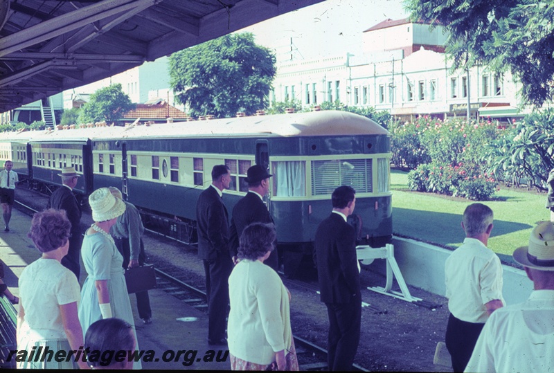 T04557
AN class 413 Vice Regal Carriage at the buffer stop at 'Rose Garden' siding at Perth Station. The onlookers possibly waiting to view the Queen Mother.
