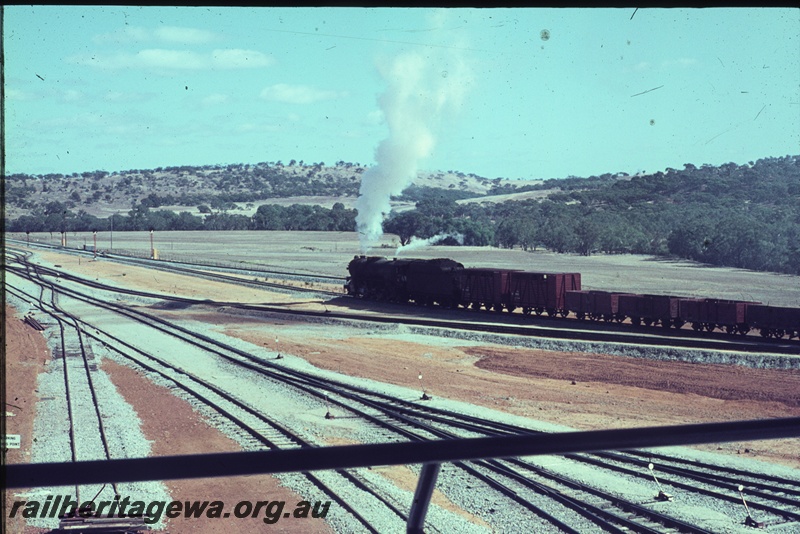 T04572
An unidentified V class steam locomotive departing Avon Yard with No. 20 Goods for Midland.
