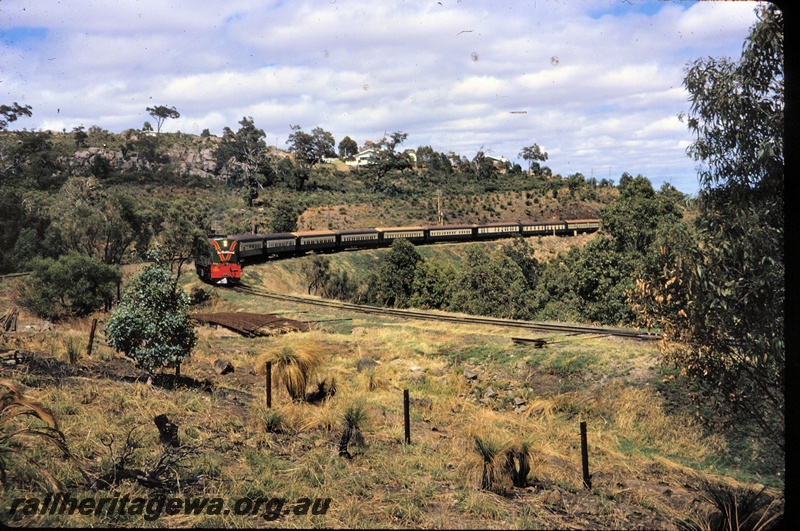 T04574
A class 1511 diesel locomotive approaching the Swan View tunnel with the Westland Express.
