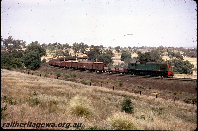 T04575
A class 1507 diesel locomotive hauling a goods train in the Darling Ranges, ER line
