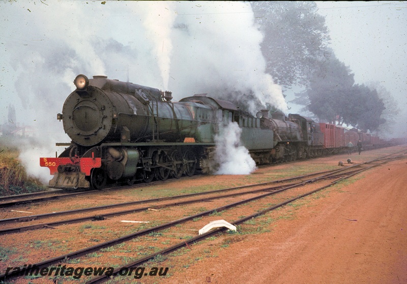 T04580
S class 550 and W class 922 steam locomotives hauling 93 goods train at Greenbushes, PP line.
