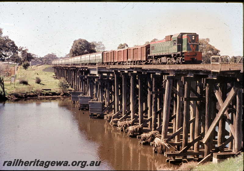 T04585
A class 1509 diesel locomotive, hauling 