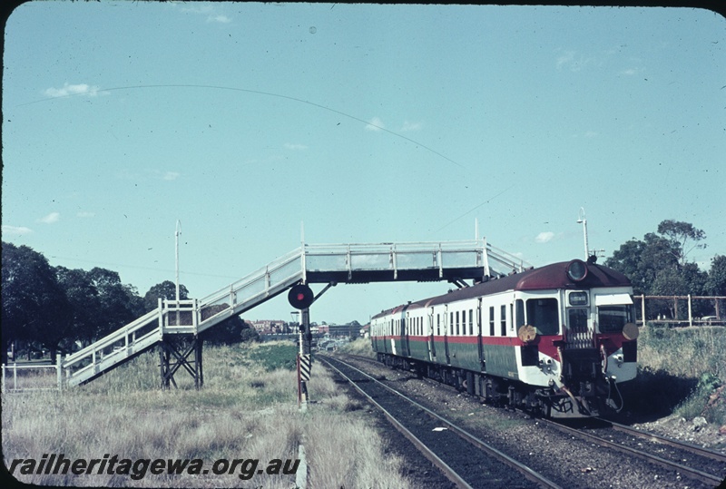 T04608
A 3 car suburban set working a Royal Show special to Fremantle. The footbridge is at Mosman Park.
