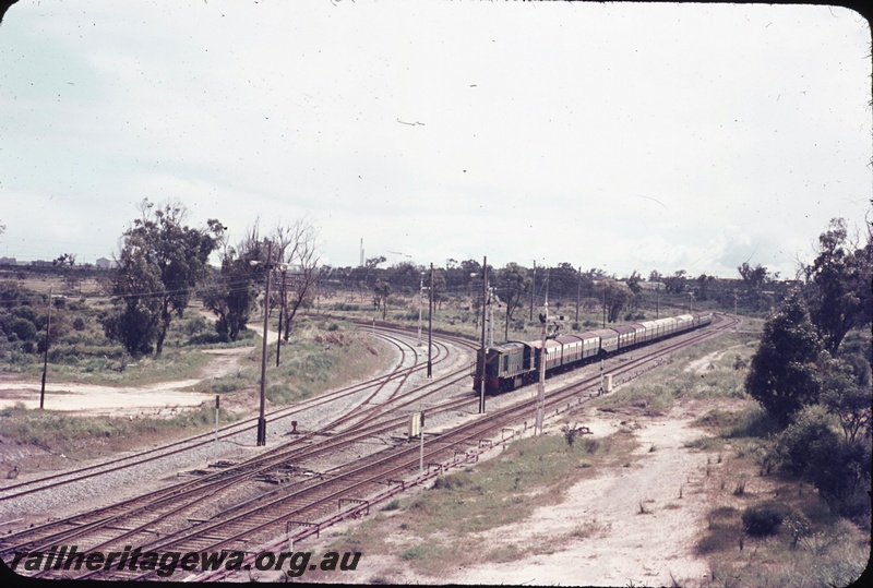 T04609
R class 1902 diesel locomotive hauling a special passenger train travelling from the Coogee Line to Kwinana. See T4596.
