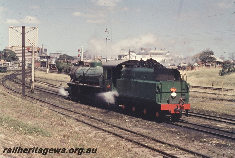 T04622
W class 927 steam locomotive approaching East Perth from the East Perth loco depot, side and end view.
