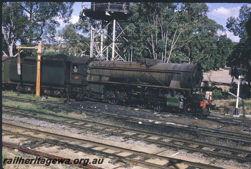 T04626
V class 1222 steam locomotive, water column with the extended column, water tower with a steel frame, side and front view, Koojedda, ER line.
