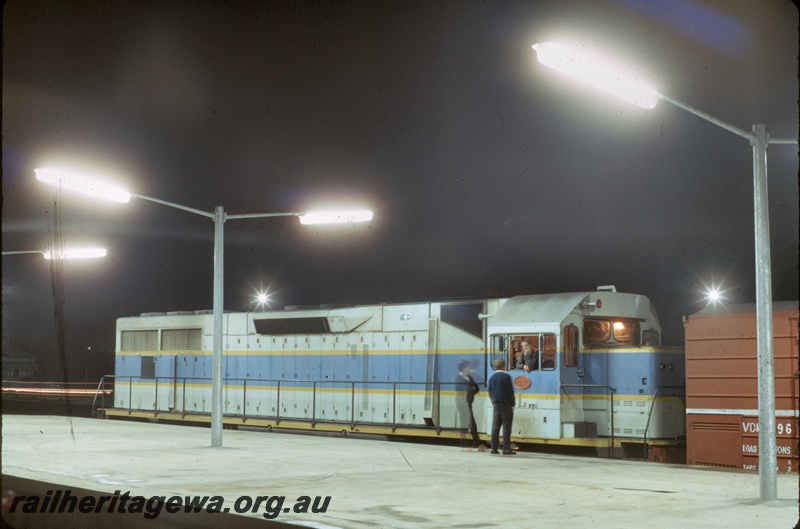 T04635
L class 273 diesel locomotive at the head of an interstate passenger train prior to departing Perth Terminal. The wagon behind is a VDM class 'mail/baggage van'.
