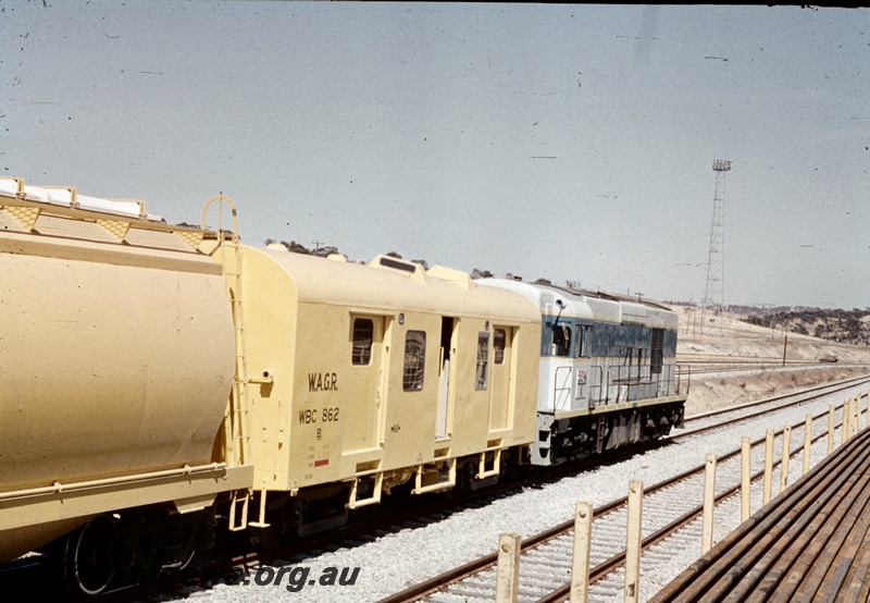 T04658
K class 204 standard gauge diesel locomotive pictured at Avon Yard coupled to a WBC class 862 standard gauge brakevan with a WW class wheat hopper.
