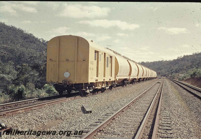 T04660
WBC class 862 standard gauge brakevan at the rear of a rake of WW class standard gauge wheat hoppers in the Avon Valley.
