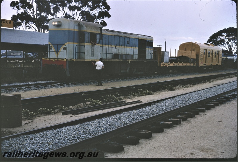 T04661
H class 4 standard gauge diesel locomotive coupled to flat top wagon and WBA class standard gauge brakevan at Midland Workshops.
