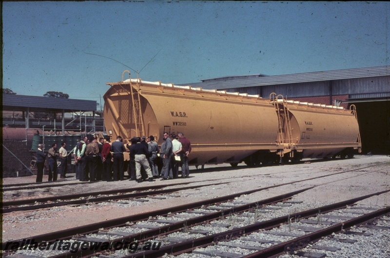 T04666
WW class standard gauge wheat hoppers pictured at the eastern end of Avon Yard Locomotive Depot for mechanical staff training.
