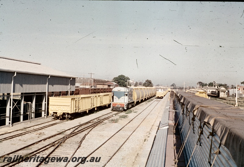 T04678
K class standard gauge diesel locomotive with a rake of WW class wheat hoppers at Midland.
