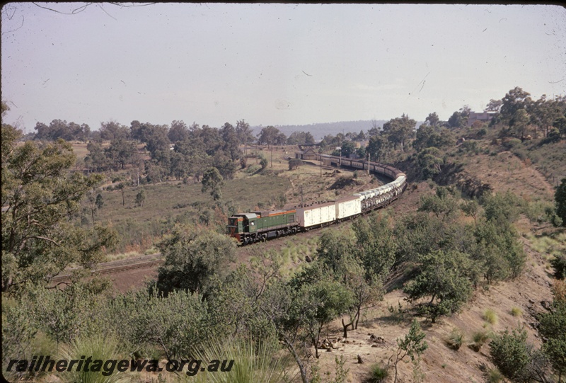 T04686
An unidentified A class diesel locomotive at the head of an Up Westland Express, Swan View station in the backgrounds, ER line, photo taken from the end of the abandoned runaway track.
