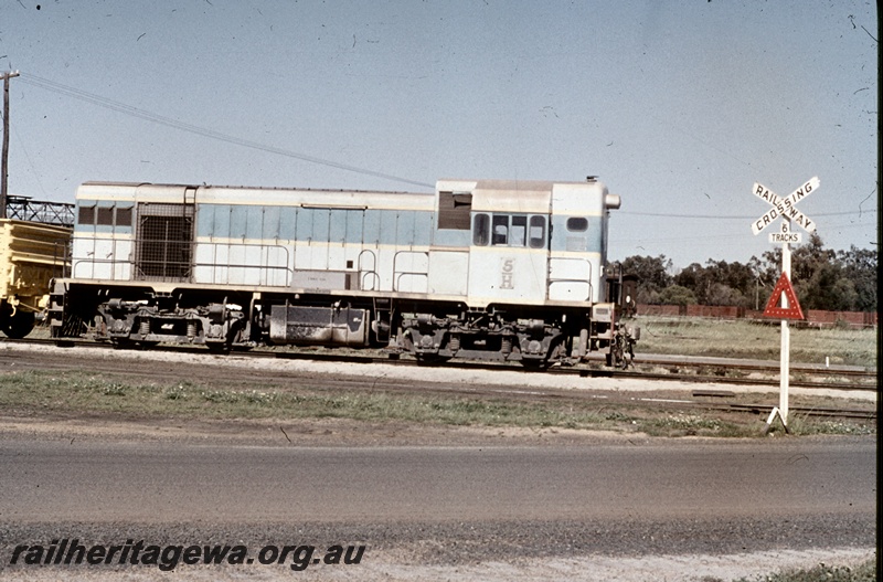 T04699
H class 5 standard gauge diesel locomotive with a WG standard gauge open (box) wagon at Midland.
