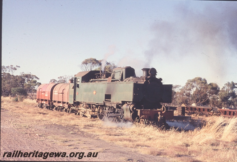 T04707
UT class 664 steam locomotive, with 2 JA class water tanks pictured at Watheroo while carrying out ballasting duties.
