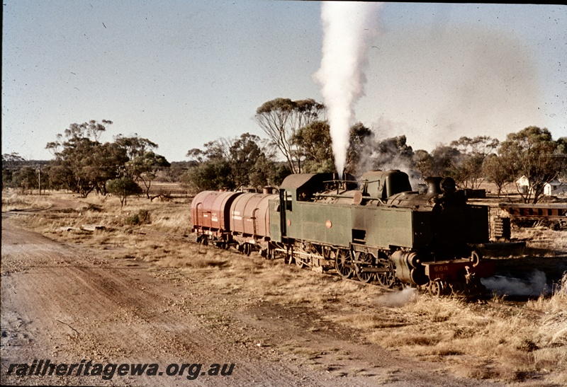 T04708
UT class 664 steam locomotive, with 2 JA class water tanks pictured at Watheroo while carrying out ballasting duties. See T4707.
