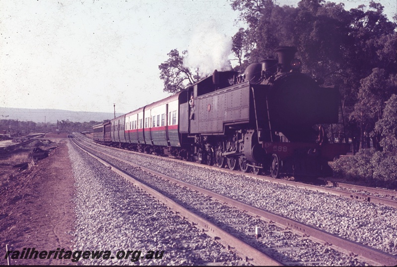 T04716
DD class 598 steam locomotive hauling a suburban passenger service from Armadale, SWR line.
