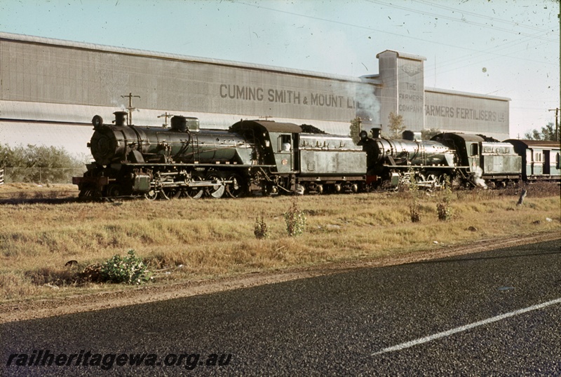 T04717
W class 942 and another of the class hauling a 'Reso' train at Picton Junction.
