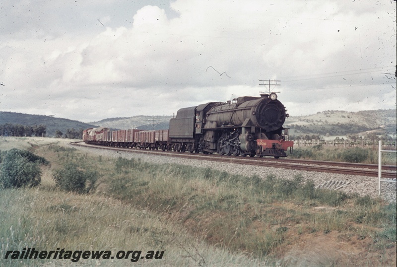 T04721
V class 1206 steam locomotive travelling through the Avon Valley with No. 24 Goods from York.
