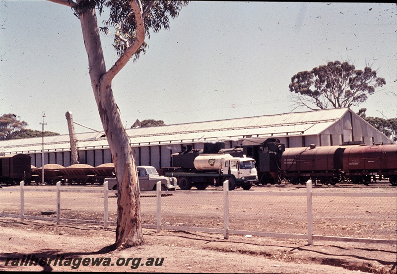 T04727
UT class 664 steam locomotive being refuelled at Moora whilst working a ballast train.
